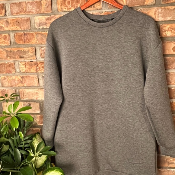 Zara oversize gray crew sweatshirt for women. Perfect condition. Size medium. - Picture 2 of 4